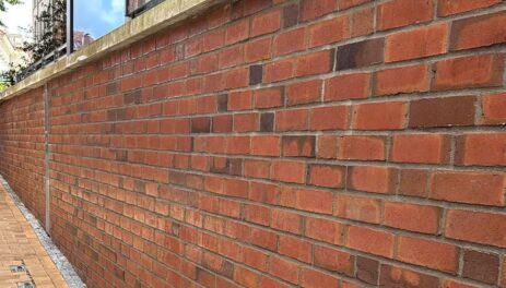 Saubere Klinkermauer nach erfolgreicher Graffiti Entfernung