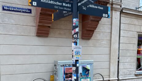 Wegweiser mit Stickern beklebt