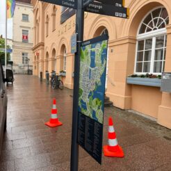 Sticker Entfernung vor dem Rathaus in Schwerin