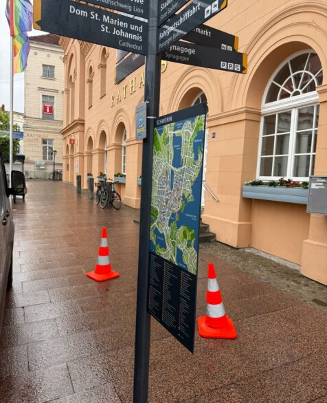 Sticker Entfernung vor dem Rathaus in Schwerin