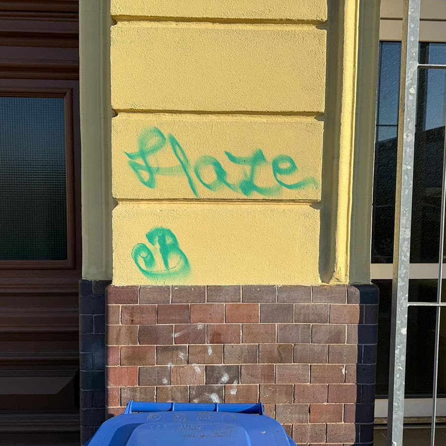 Vorherbild einer mit Graffiti beschmierten Hauswand