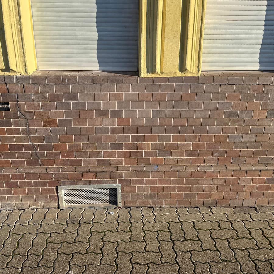 Nachherbild einer beschmierten Hauswand