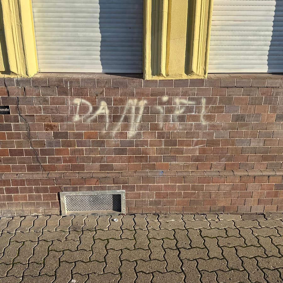 Vorherbild einer beschmierten Hauswand